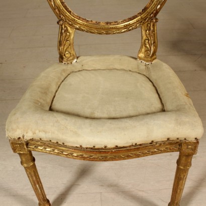 Paire de chaises en bois sculpté et doré de détails