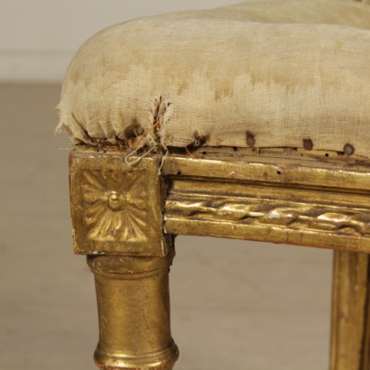 Paire de chaises en bois sculpté et doré de détails