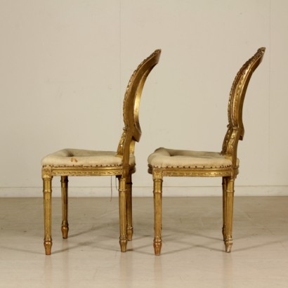 Paire de chaises en bois sculpté et doré - côté