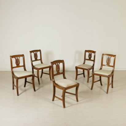 Gruppe von fünf stühlen