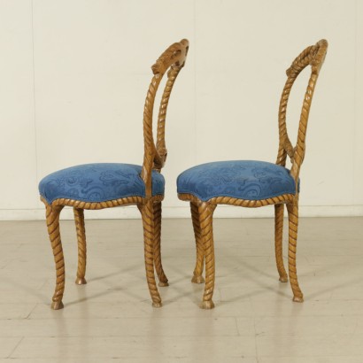 Paire de chaises sculptées en chaîne de côté
