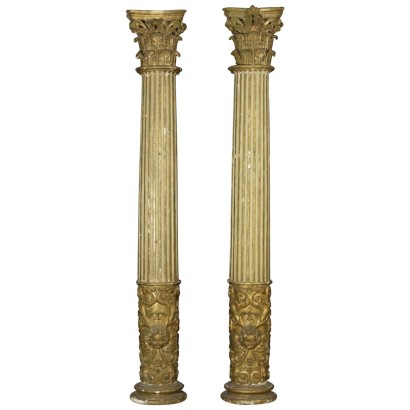 Paar säulen geschnitzt