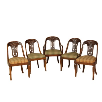 Grupo de cuatro sillas y un sillón de la restauración