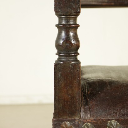 High chair in walnut - detail