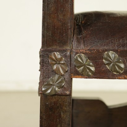 High chair in walnut - detail