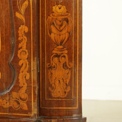 Corner Cabinet with Shelf - detail