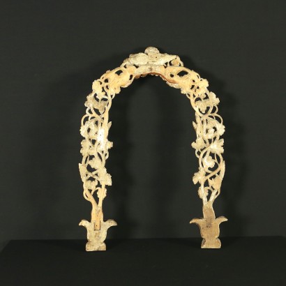 Figura tallada con marco de portal