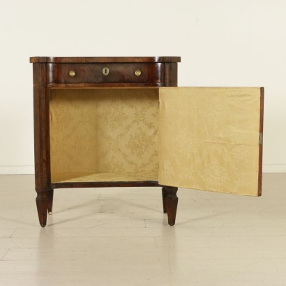 Sideboard mit konvexer Front