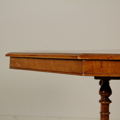 Table Octagonal particular