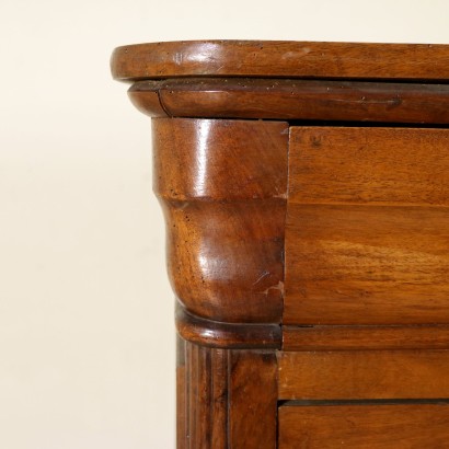 Chest of drawers in Walnut-detail