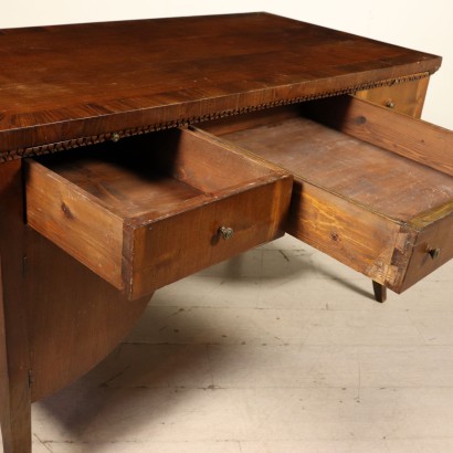 Desk from the center in the Neoclassical-particular