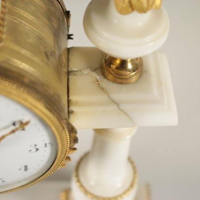 Horloge de Table Lèchopiè à Paris Marbre blanc Bronze doré France '700