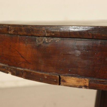 Table Noyer Fabriqué en Italie XIXeme siècle