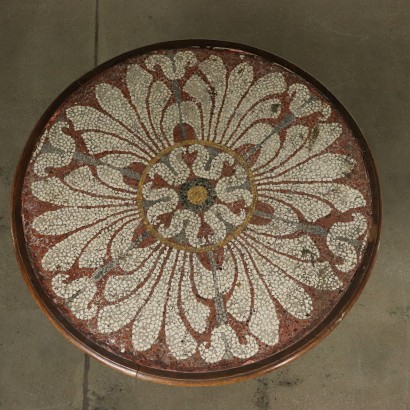 Tisch mit Mosaik