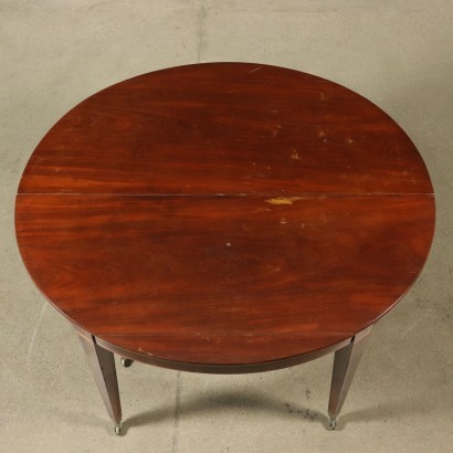 La mesa Ovalada es Extensible, con tres Extensiones