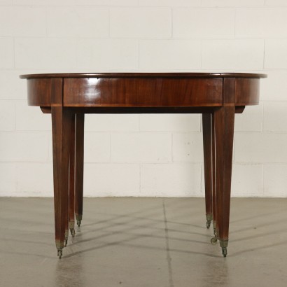 La mesa Ovalada es Extensible, con tres Extensiones especiales