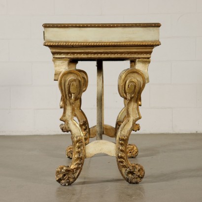 Tisch mit Schrein Vergoldetes Lackiertes Holz Italien 19. Jahrhundert