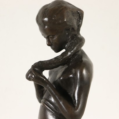 Mädchen mit Zopf Bronzeskulptur 20. Jahrhundert