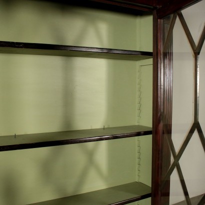Bücherschrank mit Glastüren Nussbaumholz England 19. Jahrhundert