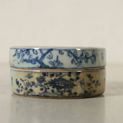 Box with Cover Blue Ornaments China Late 1800s