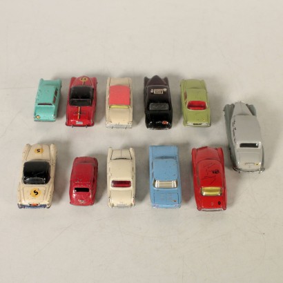 Muchos modelos de coche Corgi y Dinki juguetes