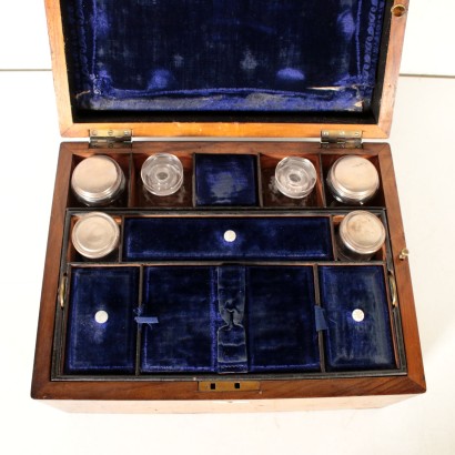Nussbaumreisebox mit Perlmutt-Einsätzen 19. Jahrhundert