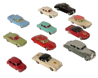 Muchos modelos de coche Corgi y Dinki juguetes
