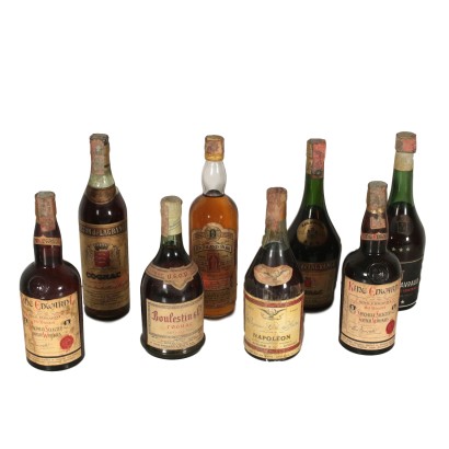 Viele Vintage Flaschen Cognac und Scotch Whiskys Frankreich