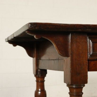 Antiker Tisch aus Nussbaumholz Italien 18. Jahrhundert