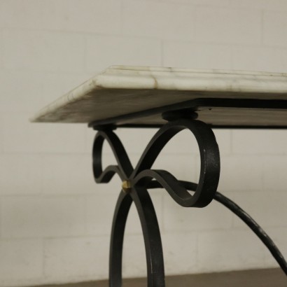 Tisch mit Marmorplatte Eisen und Messing Italien 20. Jahrhundert
