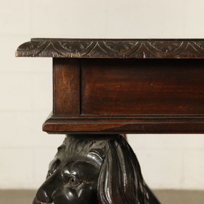 Tisch mit den geschnitzten Löwen Italien 20. Jahrhundert