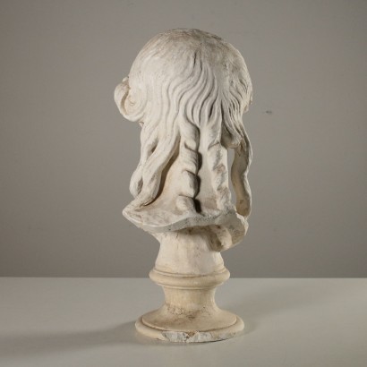 Dionisio, una escultura en yeso