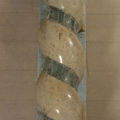Par de columnas torneadas Berniniane de mármol