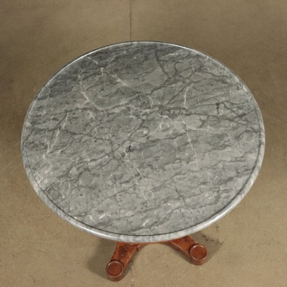 Mesa con tapa de mármol