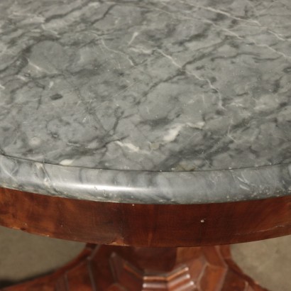Mesa con tapa de mármol