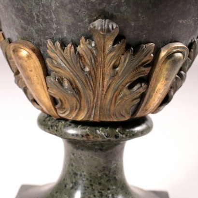 Vaso in marmo e bronzo
