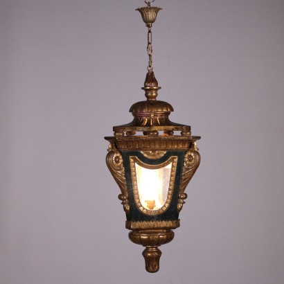 Coppia di lanterne in legno intagliato e dorato