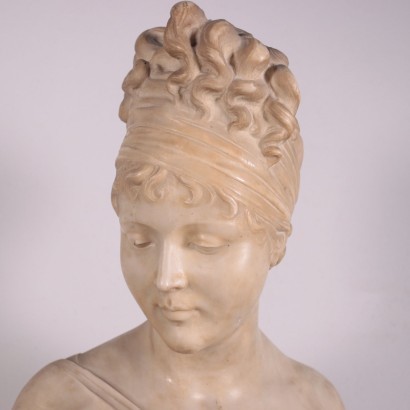 Busto femminile in marmo
