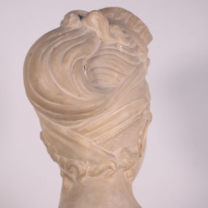Busto femminile in marmo