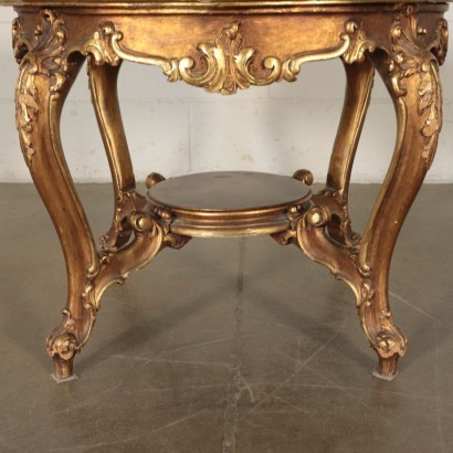 Mesa de centro en estilo dorado y tallado