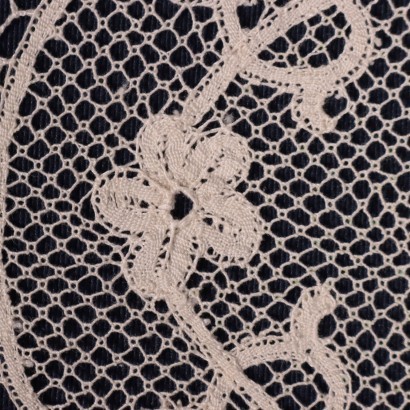 Oval doily in Pizzo Cantù