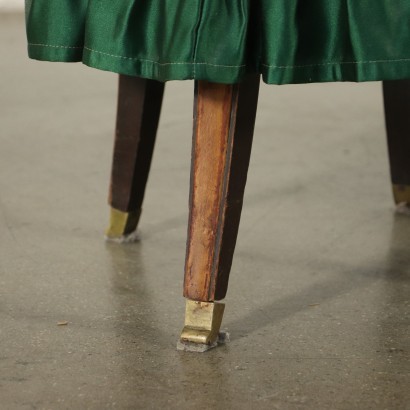 Acolchado de muelles, patas de Haya con punta de latón, tapizado de tela. , Pareja de Pufs de los años 50