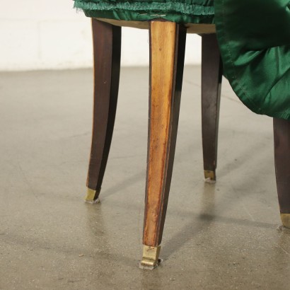 Acolchado de muelles, patas de Haya con punta de latón, tapizado de tela. , Pareja de Pufs de los años 50
