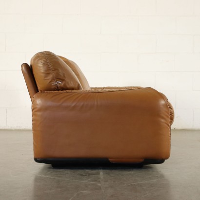 Mod. Piumotto, producido por Busnelli. Sofá de tres plazas, relleno de espuma, tapizado en piel. Buenas condiciones.