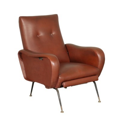 Sessel mit verstellbarer Rückenlehne und abnehmbarer Fußstütze. Schaumstoffpolsterung, Bezug aus Kunstleder, Metallbeine mit Messingspitze. Anpassbar.