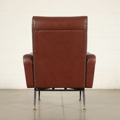 Sessel mit verstellbarer Rückenlehne und abnehmbarer Fußstütze. Schaumstoffpolsterung, Bezug aus Kunstleder, Metallbeine mit Messingspitze. Anpassbar.