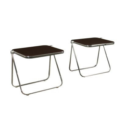 Pair of folding desks, chromed metal and aluminum structure, plastic top. Product in good condition, with small signs of wear.