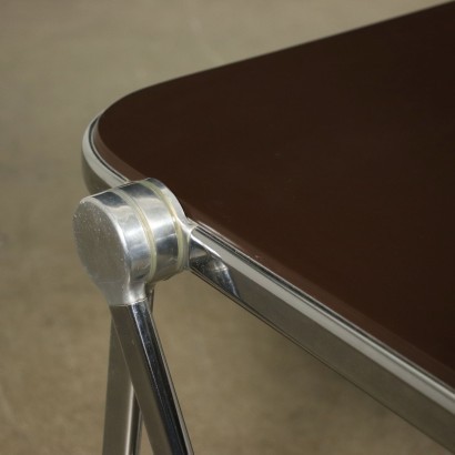 Pareja de escritorios abatibles, estructura de metal cromado y aluminio, tapa de plástico. Producto en buen estado, con leves señales de uso.