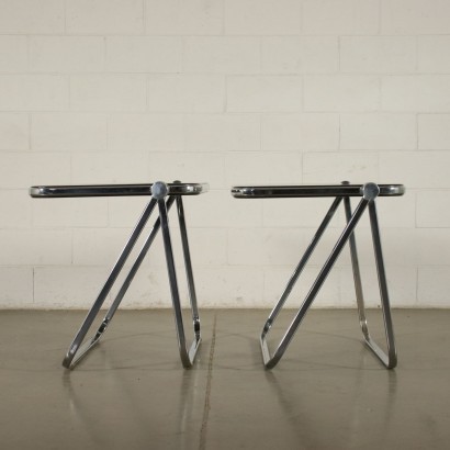 Pair of folding desks, chromed metal and aluminum structure, plastic top. Product in good condition, with small signs of wear.
