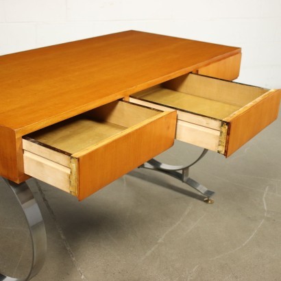 Bureau des années 70, à trois tiroirs, plateau en bois plaqué noyer Tanganyika, base en métal chromé.